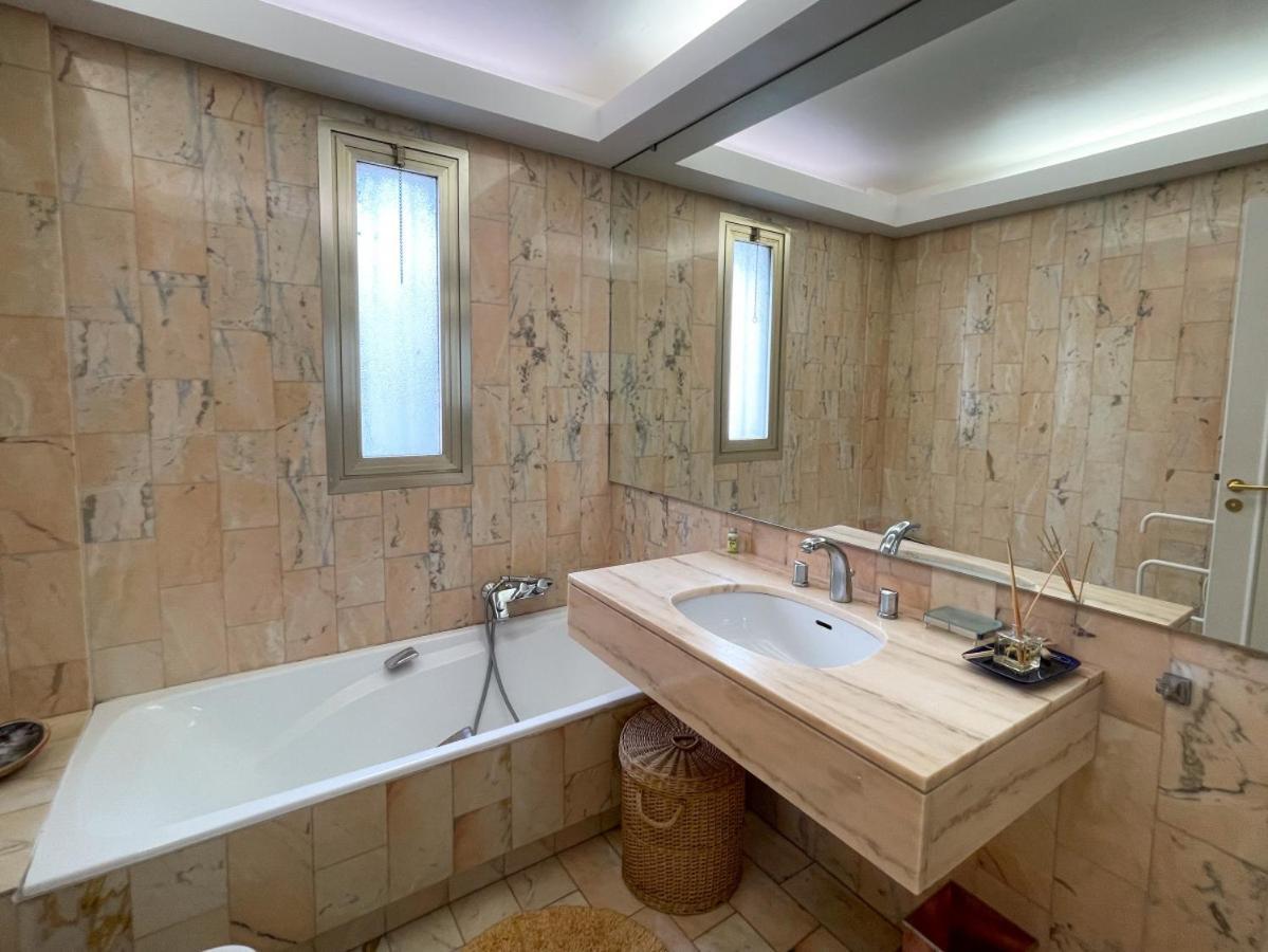 2 Bedroom Apartment With Parking 3 Mins From La Croisette Beach Канни Екстер'єр фото